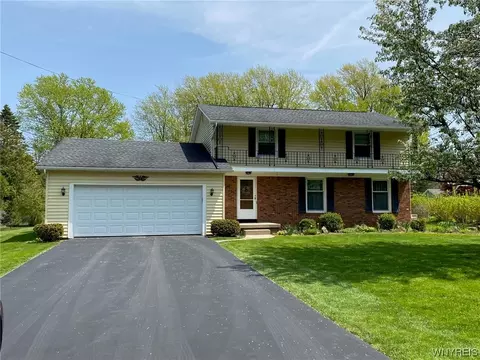 4745 Margaret Dr, Clarence, NY 14031
