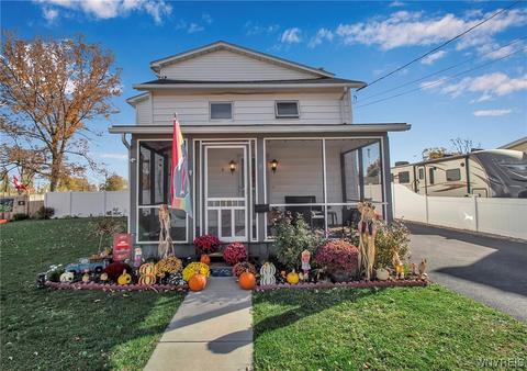 8 East Ave, Royalton, NY 14105