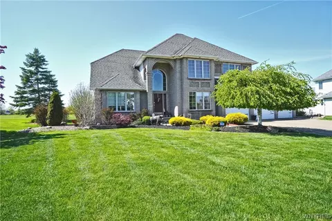 5572 Pebble Beach Dr, Hamburg, NY 14075
