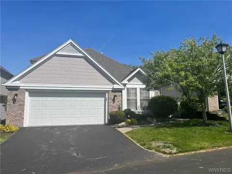40 Brookins Green Dr, Orchard Park, NY 14127