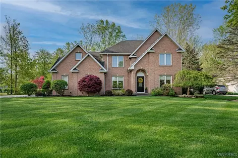 7268 Pendale Dr, Pendleton, NY 14120