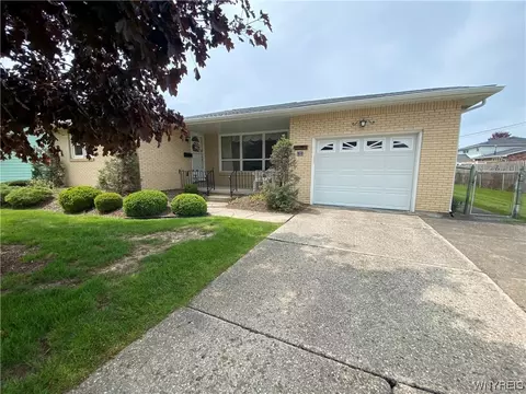 72 Diane Dr, West Seneca, NY 14224