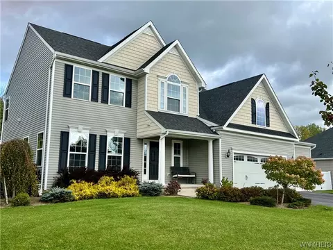 55 Golden Cres, Orchard Park, NY 14127