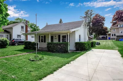 1106 Elm St, Shelby, NY 14103