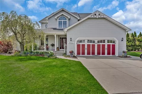 13 Cambridge Ct, Lancaster, NY 14086