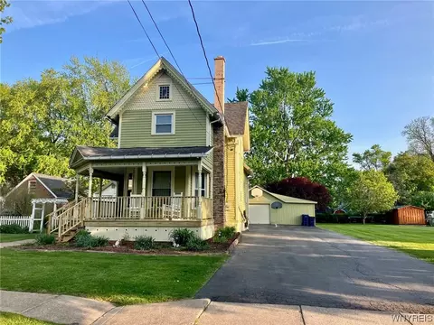 40 Outwater Dr, Lockport, NY 14094
