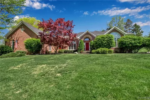 25 Lakeridge Dr S, Orchard Park, NY 14127