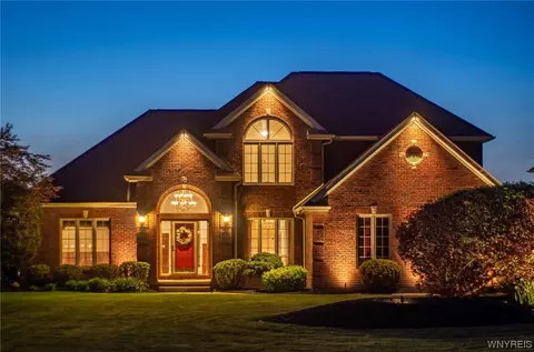 8205 Golden Oak Cir, Buffalo, NY 14221