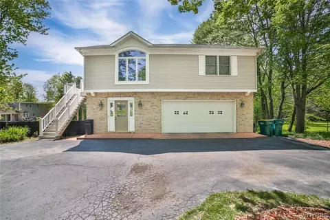 7298 Woodland Dr, Hamburg, NY 14075