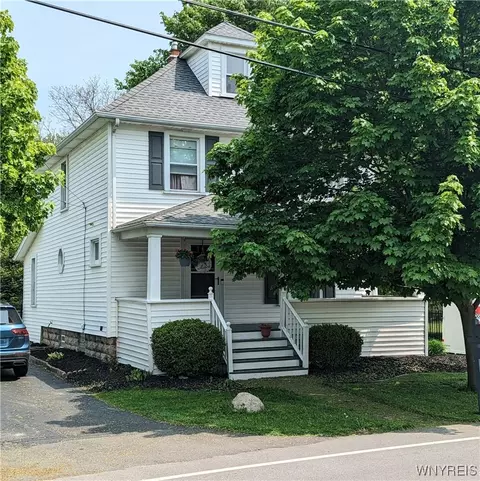 21 Maple Dr, Bowmansville, NY 14026