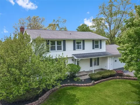 7090 Old English Rd, Lockport, NY 14094