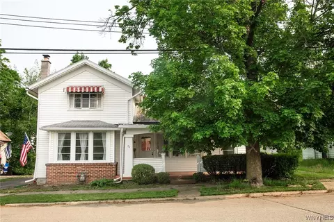 76 Mechanic St, Gowanda, NY 14070