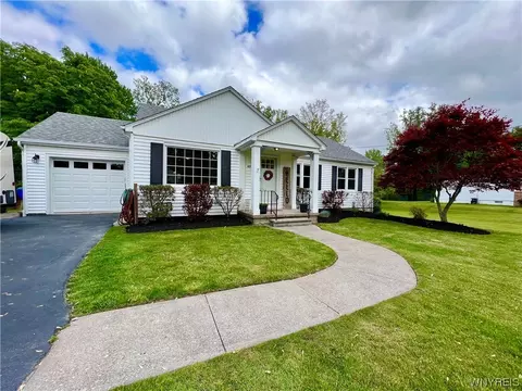 4925 Meadowbrook Rd, Buffalo, NY 14221