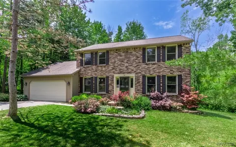 52 Tanglewood Dr W, Orchard Park, NY 14127