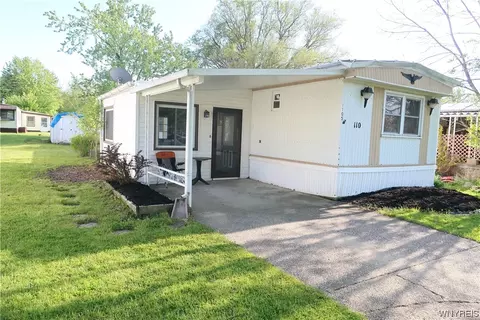 1105 Brookwood Dr, Evans, NY 14047
