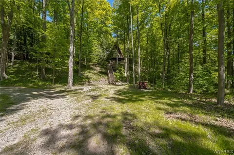 8845 Sisson Hwy, Eden, NY 14057