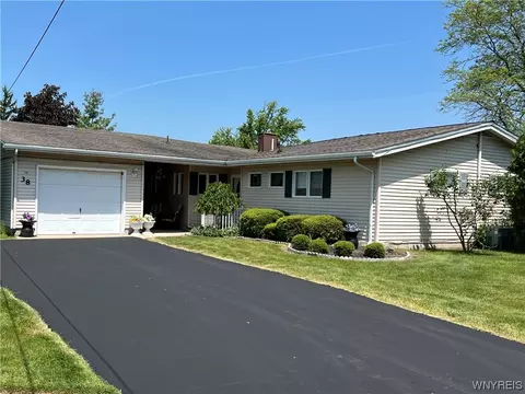 38 Steele Cir, Niagara, NY 14304