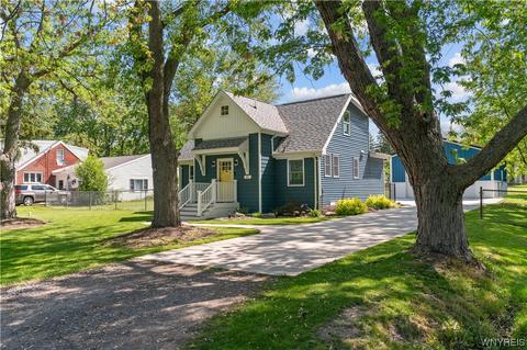 31 S Blossom Rd, Elma, NY 14059