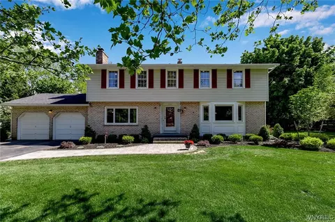 10161 Pineledge Dr S, Clarence, NY 14031