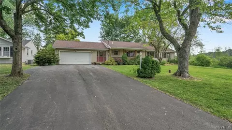 7148 Combs Dr, Hamburg, NY 14075