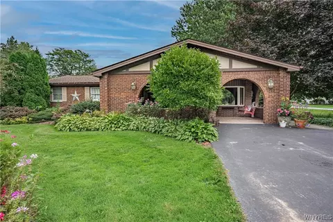 4329 Sunset Dr, Lockport, NY 14094