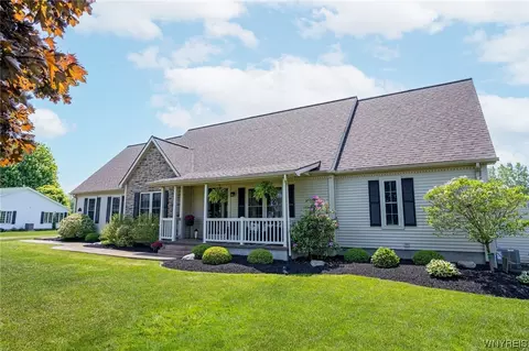 8 Fairway Dr, Batavia, NY 14020