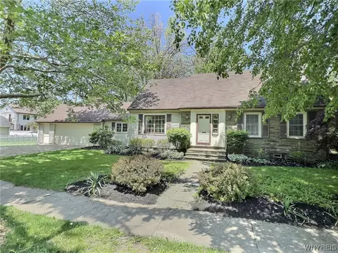 290 Oakgrove Dr, Amherst, NY 14221