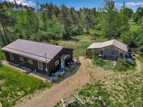 1627 Sturgeon Point Rd, Evans, NY 14047