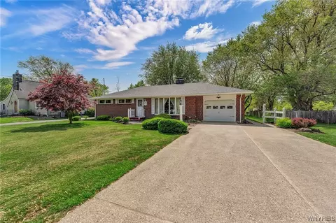 74 Stutzman Rd, Bowmansville, NY 14026