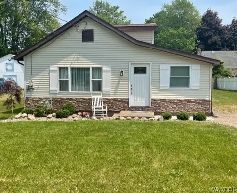 6913 Hamilton Dr, Evans, NY 14047