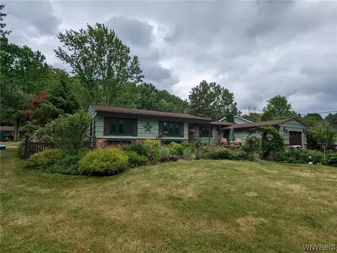 8639 Woodside Dr, Eden, NY 14057