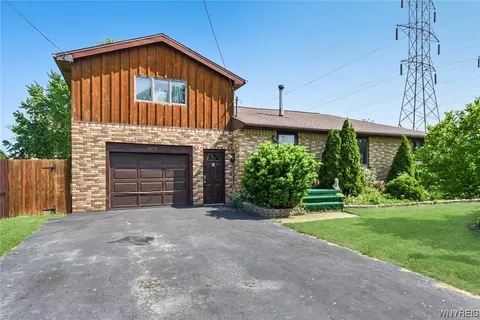 1073 Divide Rd, Niagara Falls, NY 14305