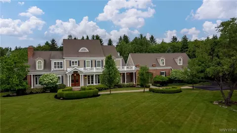 5004 Winding Lane Farms Ln, Clarence, NY 14031