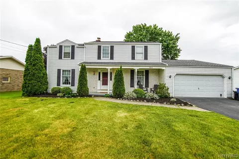 7015 Colonial Dr, Niagara, NY 14305