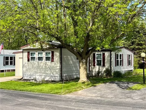 97 Lorraine Pl, West Seneca, NY 14224