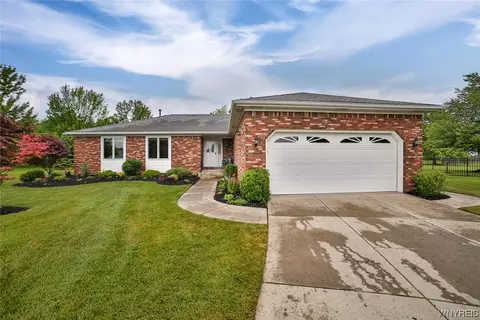 17 Rose Hill Cir, Lancaster, NY 14086
