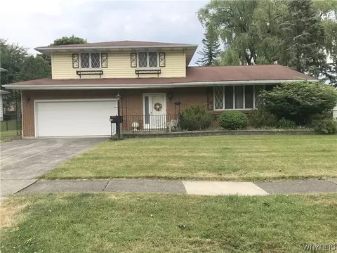71 Rosewood Dr, West Seneca, NY 14224