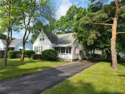 275 N 7th St, Lewiston, NY 14092