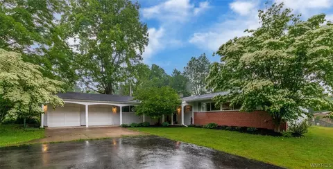 40 Pleasantview Dr, East Aurora, NY 14052