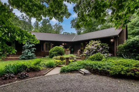6776 Versailles Rd, Hamburg, NY 14085