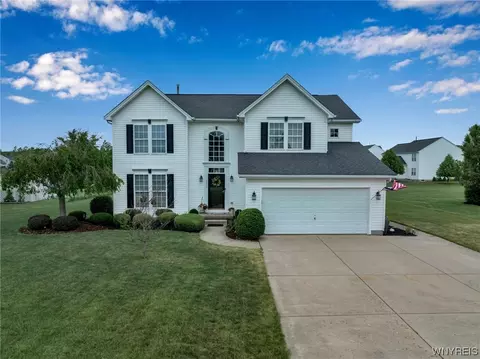 6899 Amanda Ln, Lockport, NY 14094