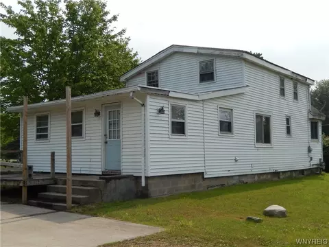 54 Railroad Ave, Evans, NY 14006
