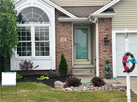 35 Cardinal Ln, Wheatfield, NY 14120