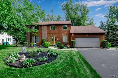 8398 Bridlewood Dr, East Amherst, NY 14051