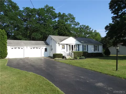 4345 Sunset Dr, Lockport, NY 14094