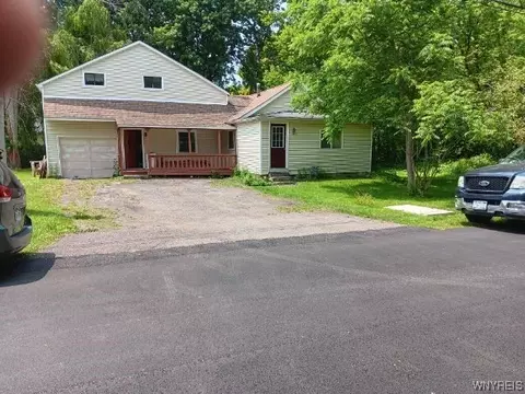 6846 Putnam Dr, Evans, NY 14047