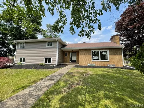1 Pickthorn Dr, Batavia, NY 14020