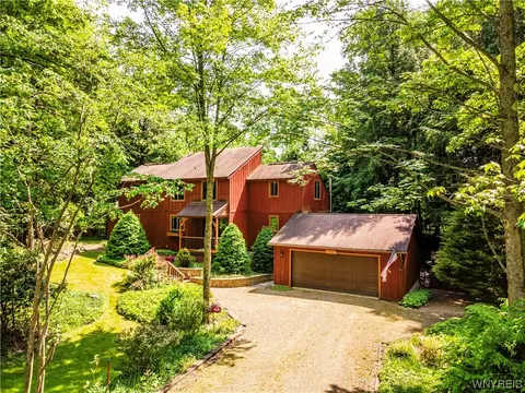 34 Woodstock Rd, Glenwood, NY 14069