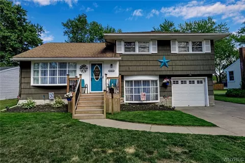 11 Eisenhower Dr, Lockport, NY 14094
