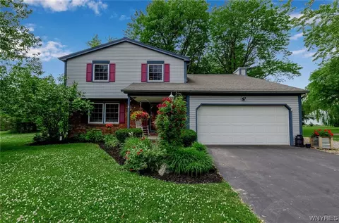 23 Sleepy Hollow Ln, Orchard Park, NY 14127